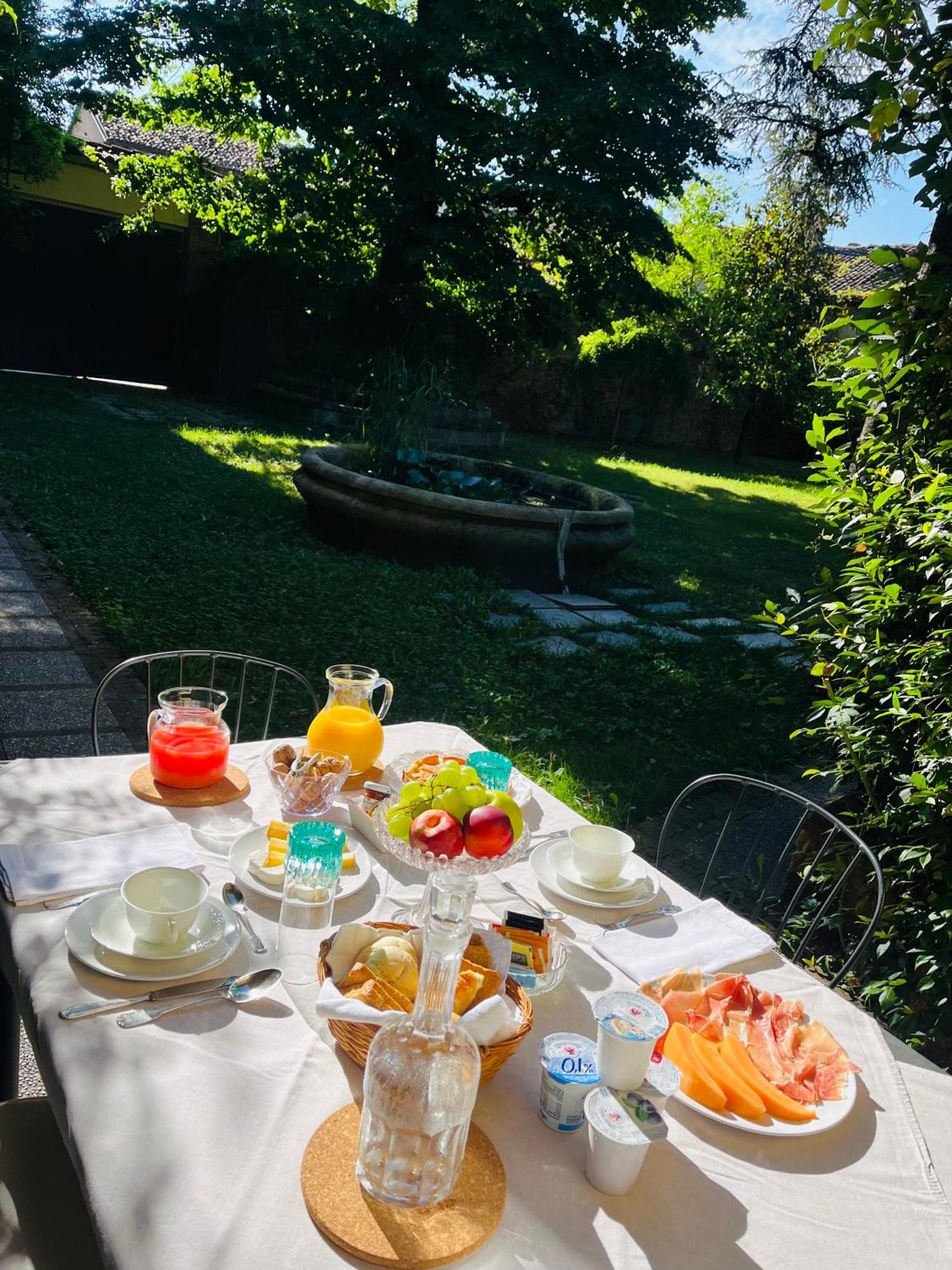 Bed and Breakfast Palazzo Sismonda Corneliano d'Alba Exterior foto