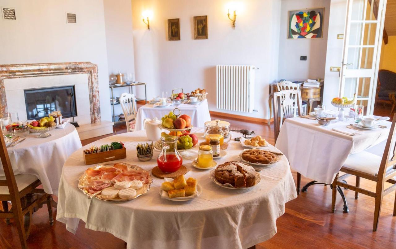 Bed and Breakfast Palazzo Sismonda Corneliano d'Alba Exterior foto