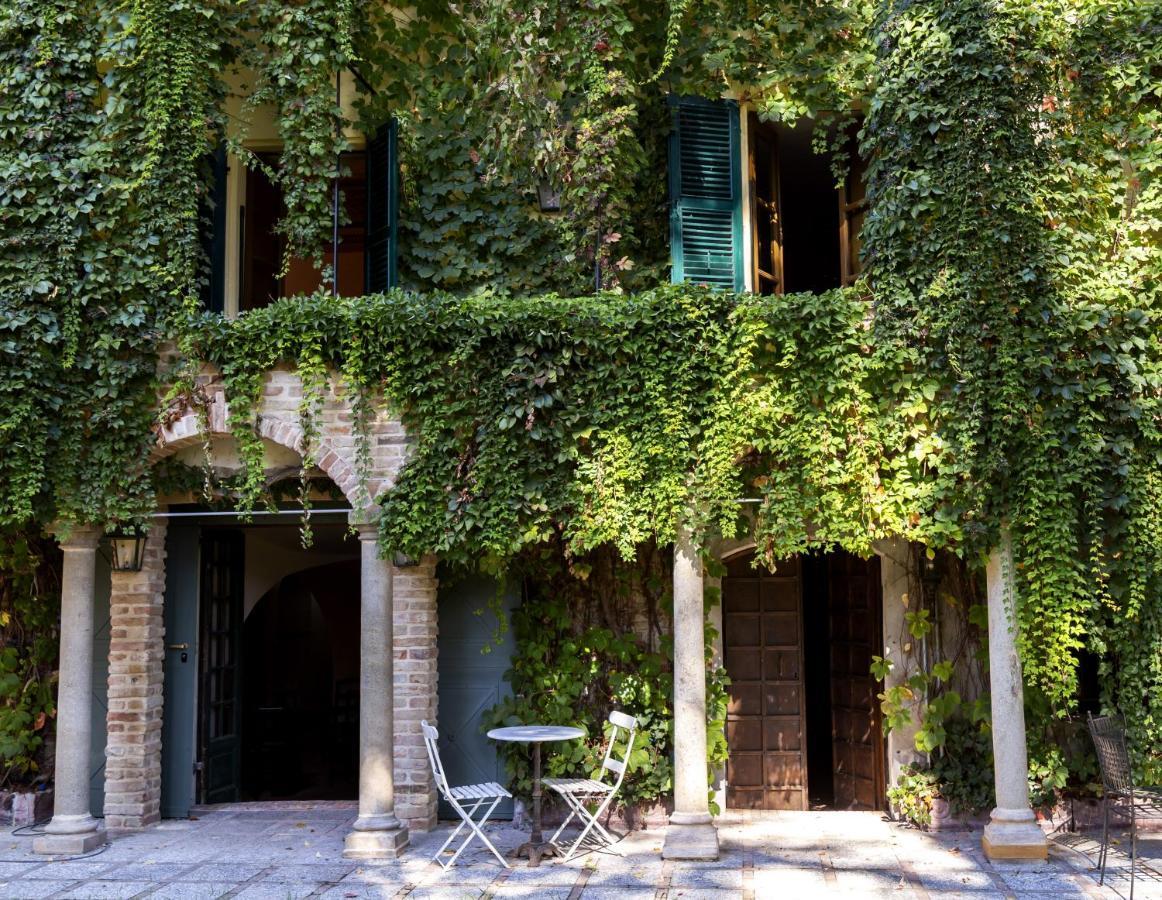Bed and Breakfast Palazzo Sismonda Corneliano d'Alba Exterior foto