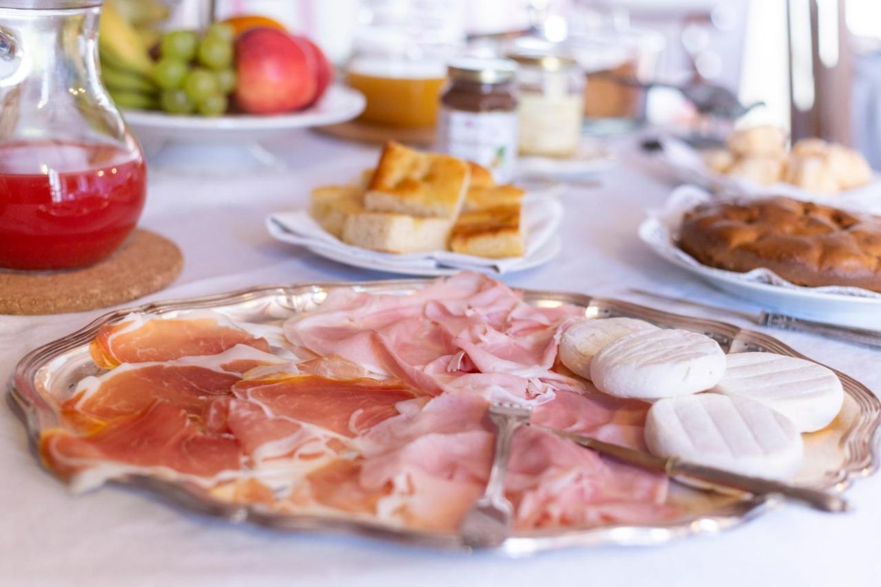 Bed and Breakfast Palazzo Sismonda Corneliano d'Alba Exterior foto